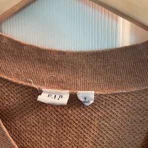 Gap sweater